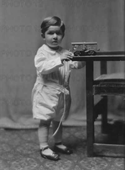 Dodd, E.A., Mrs., child of, portrait photograph, ca. 1913. Creator: Arnold Genthe.