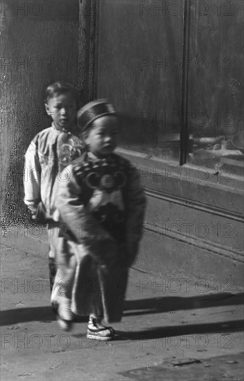 Washington Street, Chinatown, San Francisco, between 1896 and 1906. Creator: Arnold Genthe.