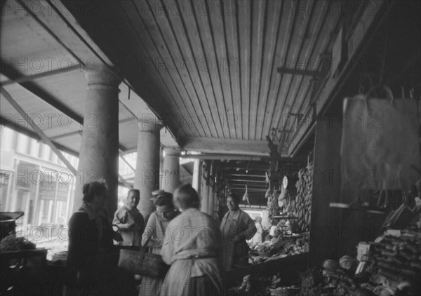 Market scene, New Orleans, between 1920 and 1926. Creator: Arnold Genthe.