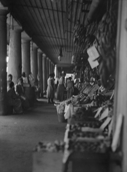 Market scene, New Orleans, between 1920 and 1926. Creator: Arnold Genthe.