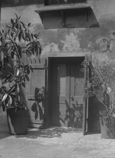 Corner in the Arts and Crafts patio, New Orleans, between 1920 and 1926. Creator: Arnold Genthe.