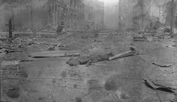 Charred corpse of a victim of the 1906 San Francisco earthquake and fire, 1906 Apr. Creator: Arnold Genthe.