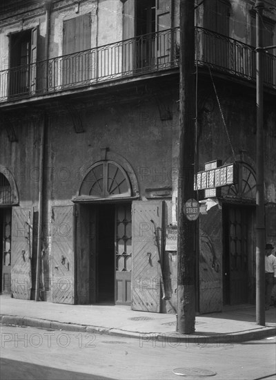 Absinthe House, New Orleans, between 1920 and 1926. Creator: Arnold Genthe.