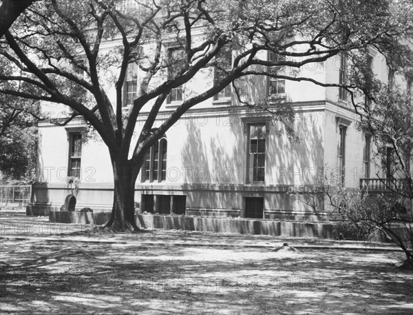 Robb House, New Orleans, between 1920 and 1926. Creator: Arnold Genthe.