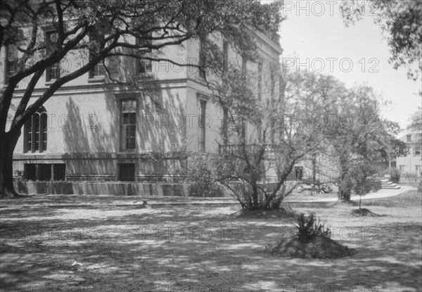 Robb House, New Orleans, between 1920 and 1926. Creator: Arnold Genthe.