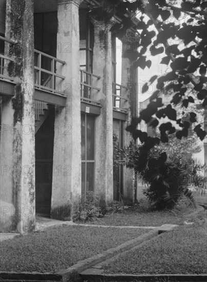 Plantation house, New Orleans, between 1920 and 1926. Creator: Arnold Genthe.