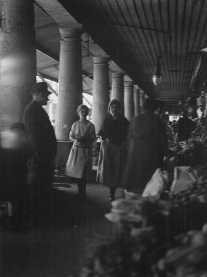 Market scene, New Orleans, between 1920 and 1926. Creator: Arnold Genthe.