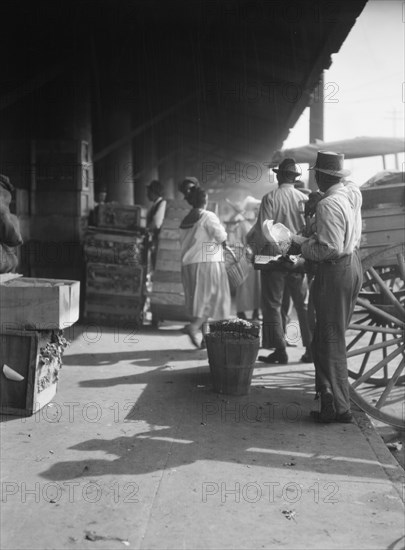 Market scene, New Orleans, between 1920 and 1926. Creator: Arnold Genthe.