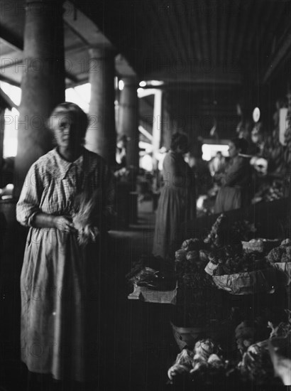 Market scene, New Orleans, between 1920 and 1926. Creator: Arnold Genthe.