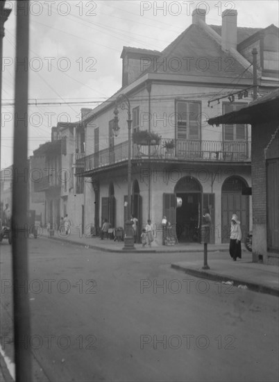 Street scene, New Orleans, between 1920 and 1926. Creator: Arnold Genthe.