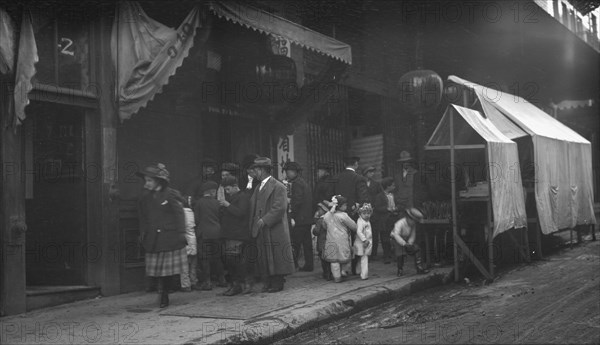 Apricot Spring Orchard drugstore, Chinatown, San Francisco, between 1896 and 1906. Creator: Arnold Genthe.