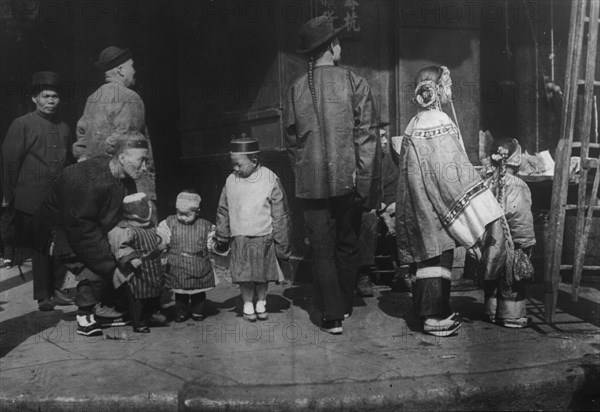 The children's hour, Chinatown, San Francisco, between 1896 and 1906. Creator: Arnold Genthe.