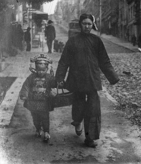 Carrying New Year's presents, Chinatown, San Francisco, between 1896 and 1906. Creator: Arnold Genthe.