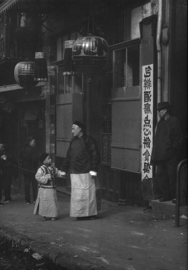 A family from the Consulate, Chinatown, San Francisco, between 1896 and 1906. Creator: Arnold Genthe.