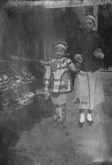Buying New Year's gifts, Chinatown, San Francisco, between 1896 and 1906. Creator: Arnold Genthe.