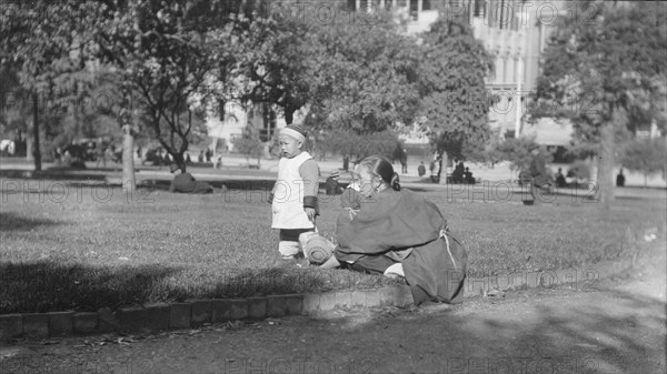 A picnic on Portsmouth Square, Chinatown, San Francisco, between 1896 and 1906. Creator: Arnold Genthe.