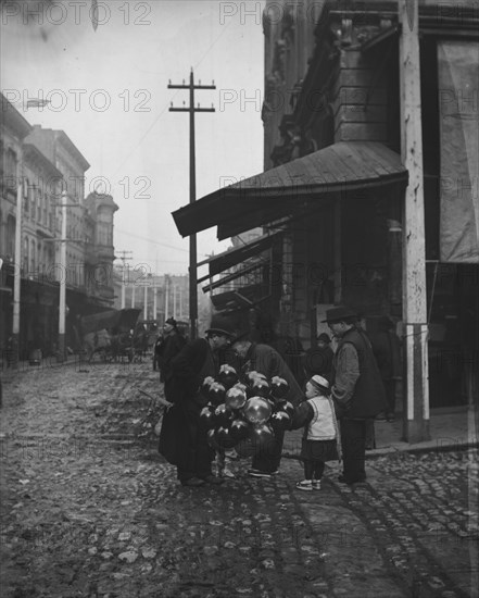 Jewish balloon man, Chinatown, San Francisco, between 1896 and 1906. Creator: Arnold Genthe.