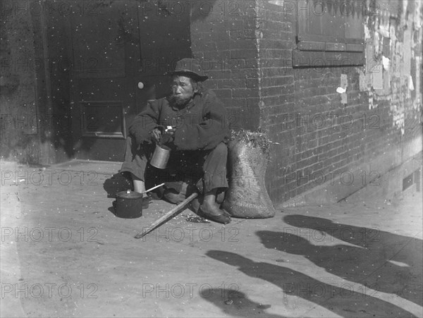 The paper gatherer, Chinatown, San Francisco, between 1896 and 1906. Creator: Arnold Genthe.