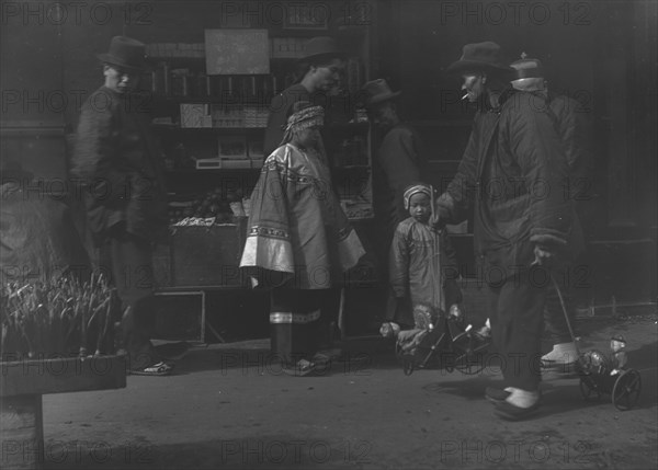 The toy peddler, Chinatown, San Francisco, between 1896 and 1906. Creator: Arnold Genthe.