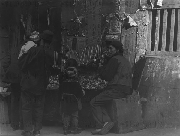 Toy merchants, Chinatown, San Francisco, between 1896 and 1906. Creator: Arnold Genthe.