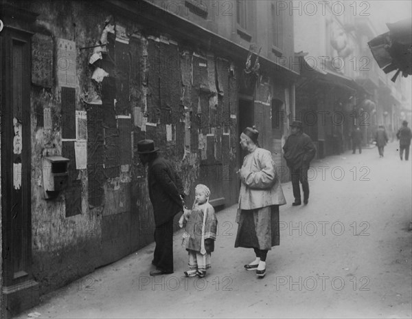 Reading the Tong proclamation, Chinatown, San Francisco, between 1896 and 1906. Creator: Arnold Genthe.