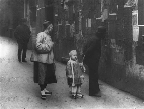 Reading the Tong proclamation, Chinatown, San Francisco, between 1896 and 1906. Creator: Arnold Genthe.