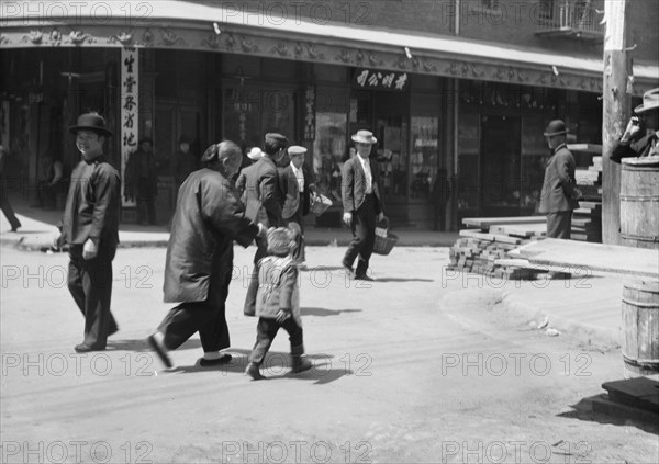 Street scene, Chinatown, San Francisco, between 1896 and 1906. Creator: Arnold Genthe.