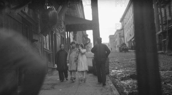 Street scene, Chinatown, San Francisco, between 1896 and 1906. Creator: Arnold Genthe.