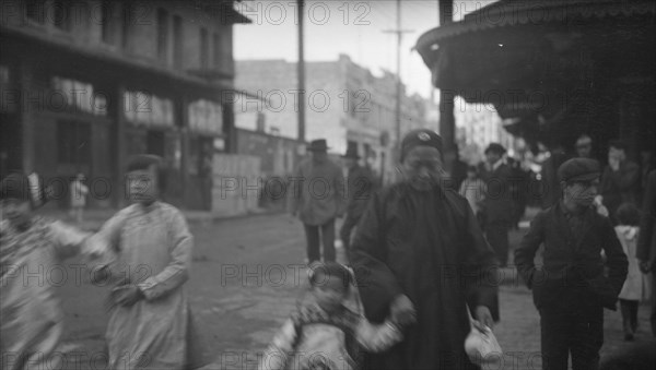 Street scene, Chinatown, San Francisco, between 1896 and 1906. Creator: Arnold Genthe.