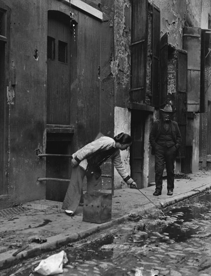 Street scene, Chinatown, San Francisco, between 1896 and 1906. Creator: Arnold Genthe.