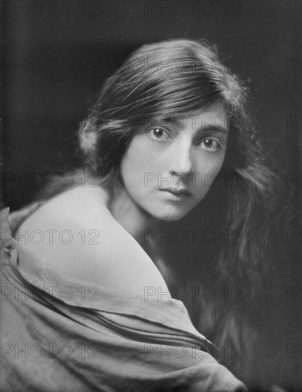 Cowan, Rosamonde, Miss (Rose Rolanda , Mrs. Miguel C.), portrait photograph, 1919 May 24. Creator: Arnold Genthe.