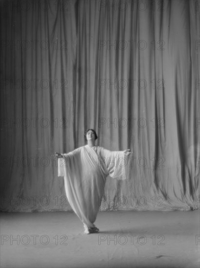 Duncan, Isadora, portrait photograph, between 1916 and 1918. Creator: Arnold Genthe.