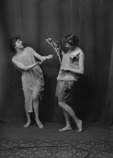 Florence Noyes dancers, between 1915 and 1918. Creator: Arnold Genthe.