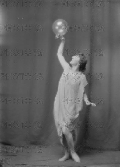 Florence Noyes dancers, between 1915 and 1918. Creator: Arnold Genthe.