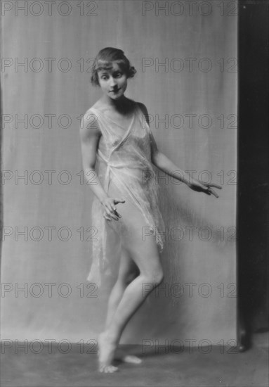 Florence Noyes dancers, between 1915 and 1918. Creator: Arnold Genthe.