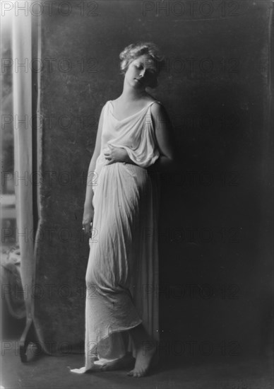 Florence Noyes dancers, between 1915 and 1918. Creator: Arnold Genthe.