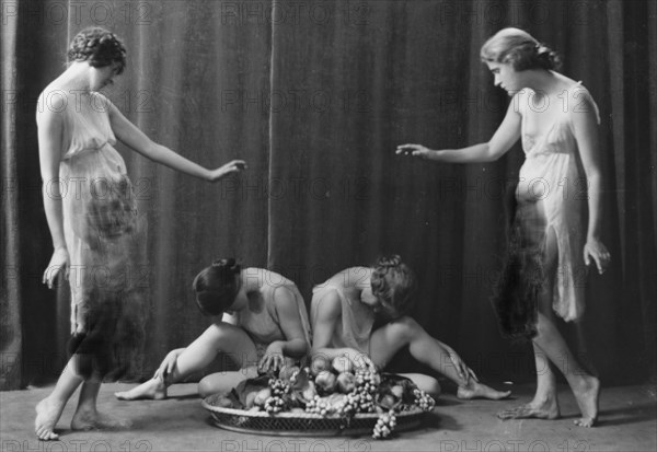 Florence Noyes dancers, between 1915 and 1918. Creator: Arnold Genthe.