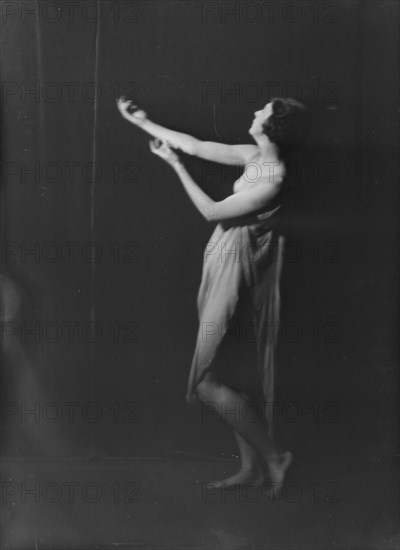 Florence Noyes dancers, between 1915 and 1918. Creator: Arnold Genthe.