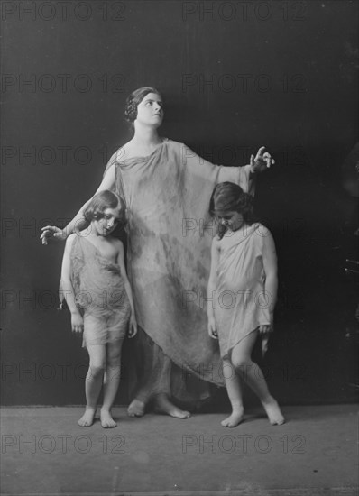 Florence Noyes dancers, between 1915 and 1918. Creator: Arnold Genthe.