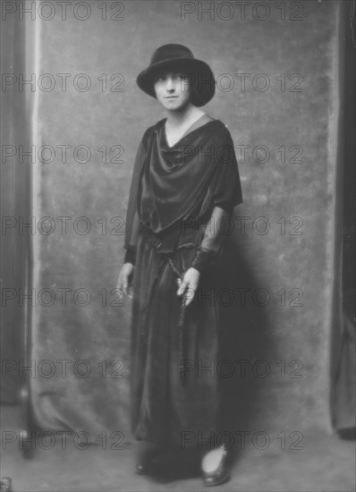 Florence Noyes dancers, portrait photograph, between 1915 and 1918. Creator: Arnold Genthe.