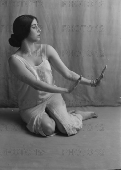 Gonzalez, Carmen de, 1913 Oct. Creator: Arnold Genthe.