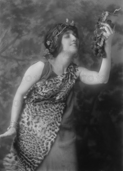 Gonzalez, Carmen de, 1913. Creator: Arnold Genthe.