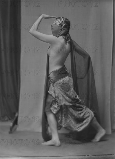 Illingsworth, Miss, portrait photograph, 1917 June 26. Creator: Arnold Genthe.