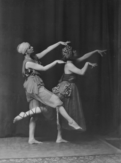 Maitland, Miss, and Miss Knight, 1915 July 9. Creator: Arnold Genthe.