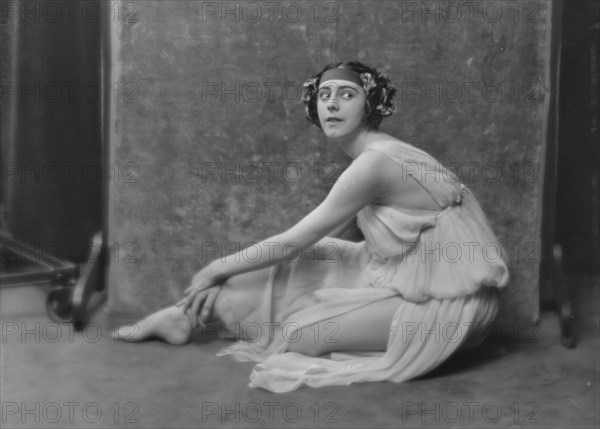 Moore, Dulcie, Miss, portrait photograph, between 1916 and 1918. Creator: Arnold Genthe.