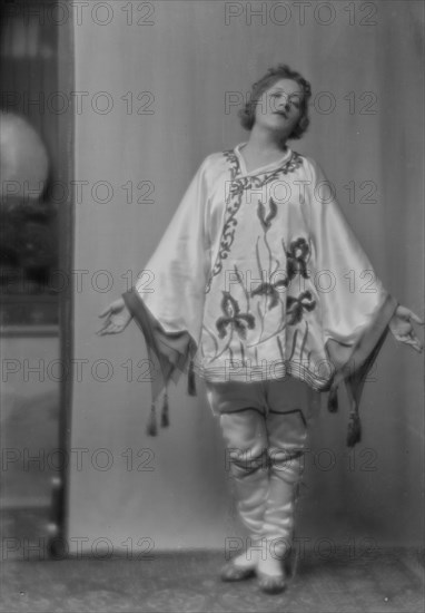 Murray, Mae, Miss, portrait photograph, 1915 May 4. Creator: Arnold Genthe.