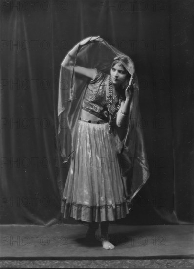 Roshanara, portrait photograph, 1917 Mar. 23. Creator: Arnold Genthe.