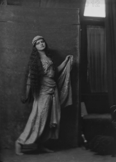Wanger, Beatrice, Miss, 1916 Oct. 24. Creator: Arnold Genthe.
