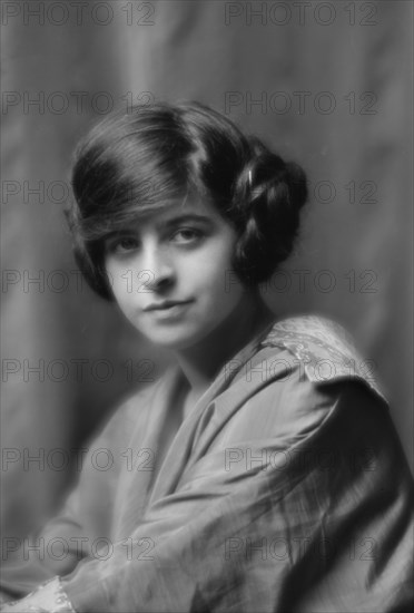 Wanger, Beatrice, Miss, portrait photograph, between 1912 and 1915. Creator: Arnold Genthe.