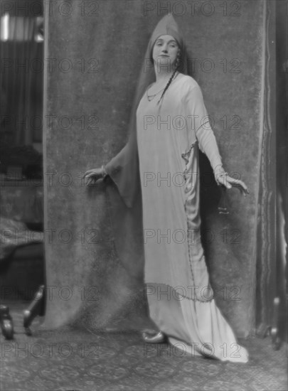 Barker, Granville, Mrs. (Lillah MacCarthy), portrait photograph, 1915 Feb. 26. Creator: Arnold Genthe.